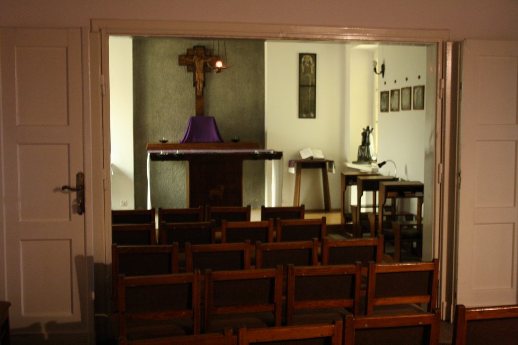 wnętrze kaplicy w domu rekolekcyjnym w Laskach