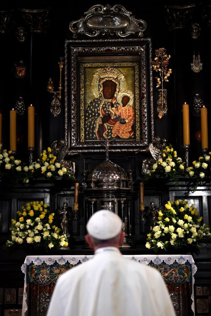 Papież Franciszek modli się w Częstochowie przed wizerunkiem Matki Bożej.