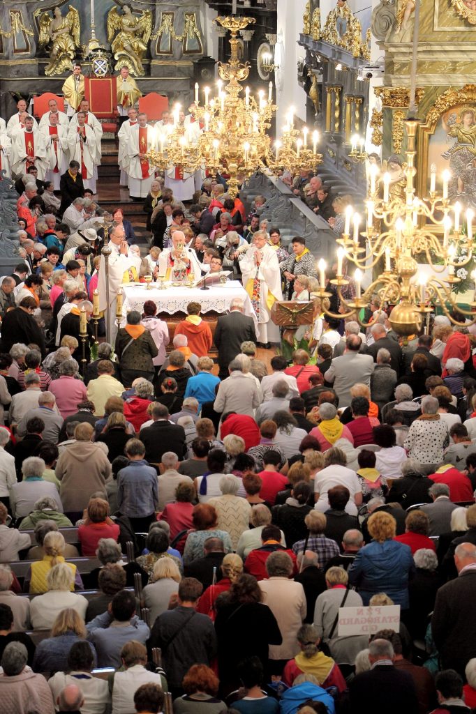z lotu ptaka, pielgrzymi w łowickiej katedrze licznie zgromadzeni na ogólnopolskiej pielgrzymce w Łowiczu 