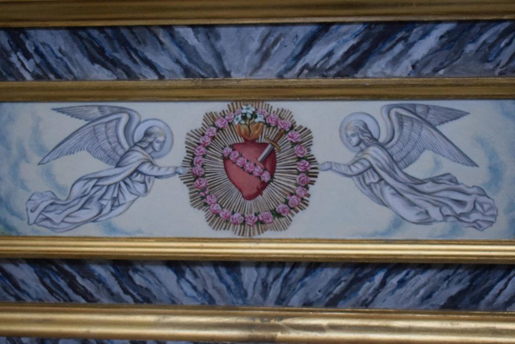 Grafika; Serce przebite mieczem, otoczone różami, podtrzymywane przez aniołów - symbol Najświętszego Serca Pana Jezusa