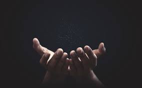 ręce wyciągnięte do modlitwy