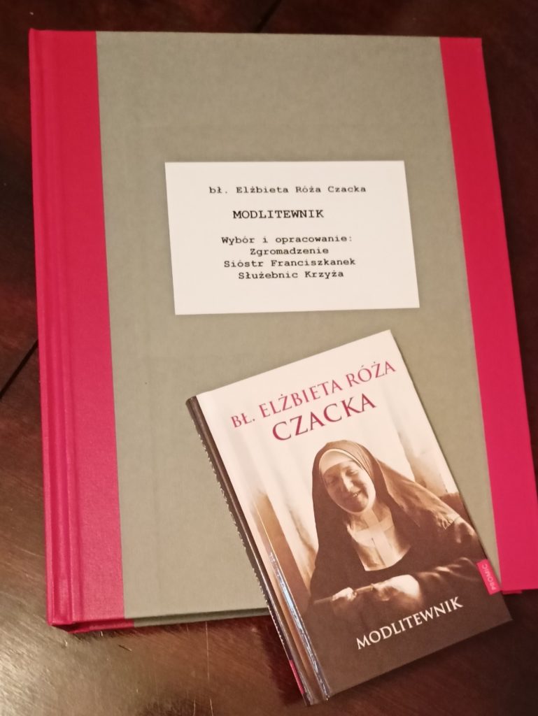 na zdjęciu dwa modlitewniki, duży szaro- amarantowy z białą tytułową etykietą, na nim mały z wizerunkiem błogosławionej Matki Elżbiety Czackiej